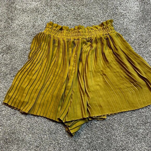 Zara‎ Pleated Olive Green Dressy shorts - Picture 1 of 5